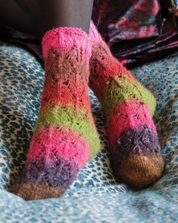 Sokker med eikeblader i Noro Silk Garden Sock