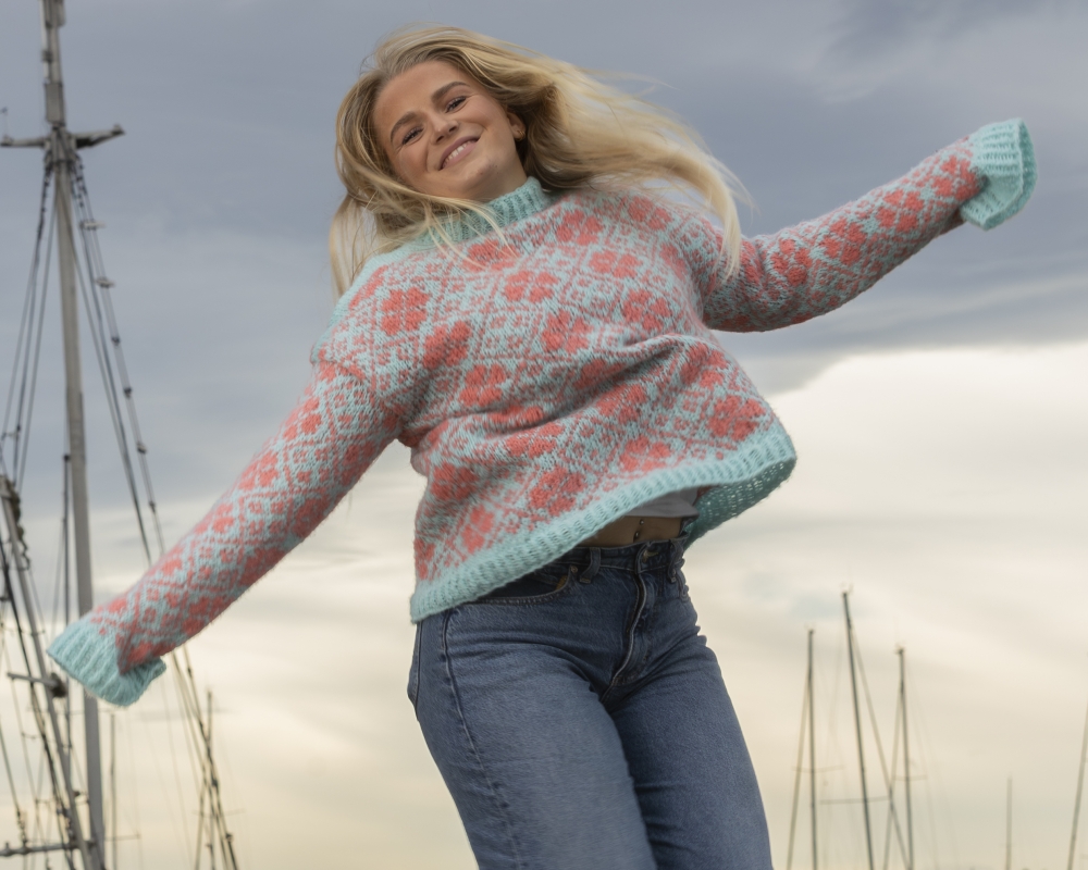 Flott genser i Knit Norway Deilig designet av Nina Birkeland (Birkeland knits)