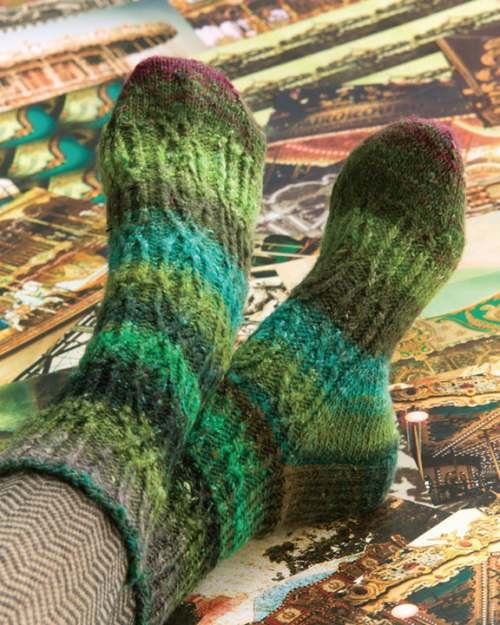 Lekre sokker med flytende msaker i Noro Silk Garden Sock. Selges kun sammen med garn.